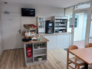 Daily buffet breakfast (EUR 8.5 per person) - The Originals Access, Hôtel Le Lutéa (Riom-es-Montagnes)