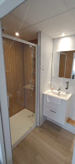 Habitación doble superior | Baño | Regadera, amenidades de baño ecológicas, toallas