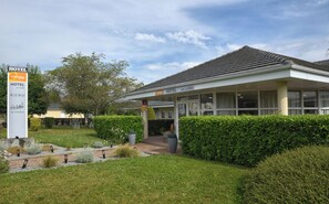 Terrace/patio - The Originals Access, Hôtel Le Lutéa (Riom-es-Montagnes)