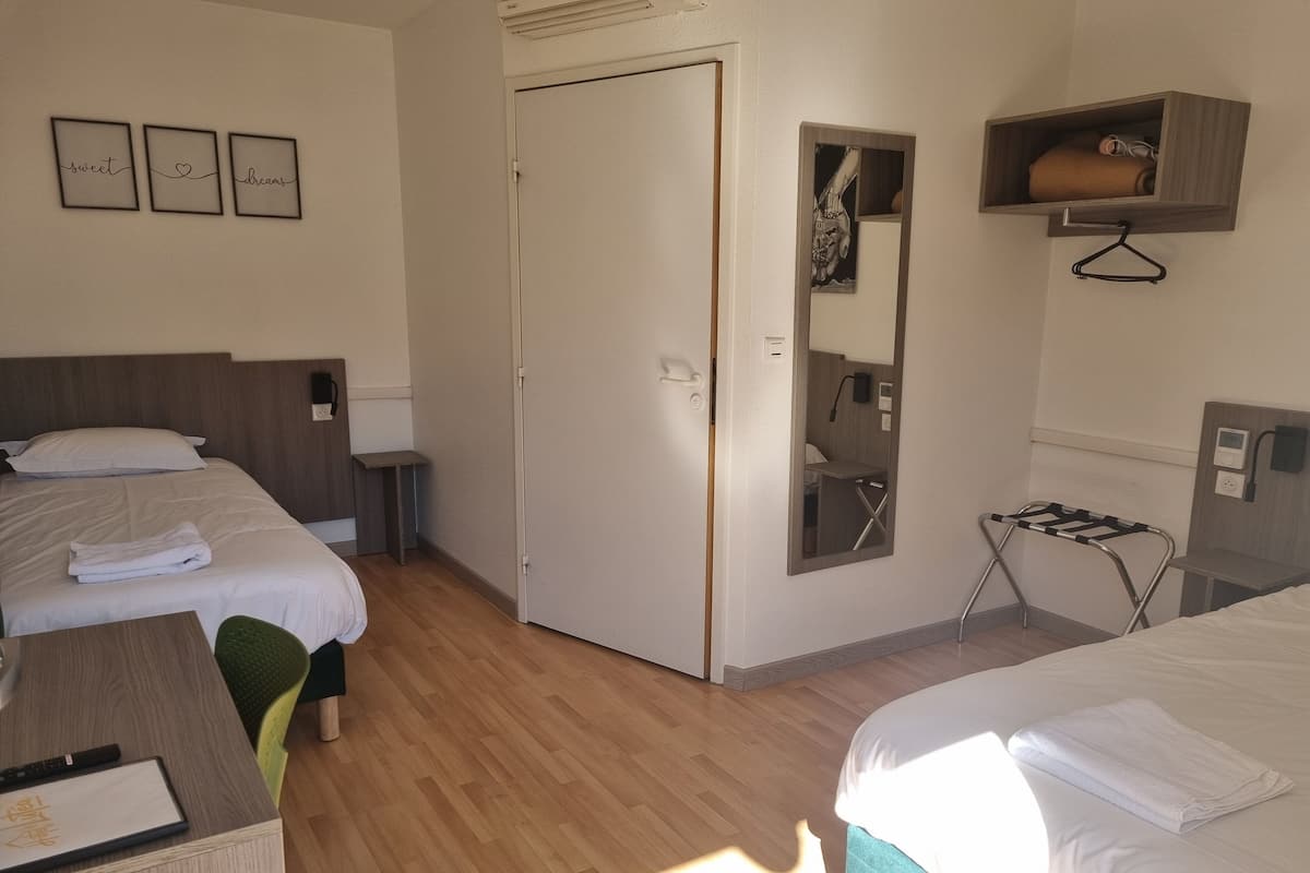 Twin Room | Peralatan tempat tidur premium, dihias secara berasingan