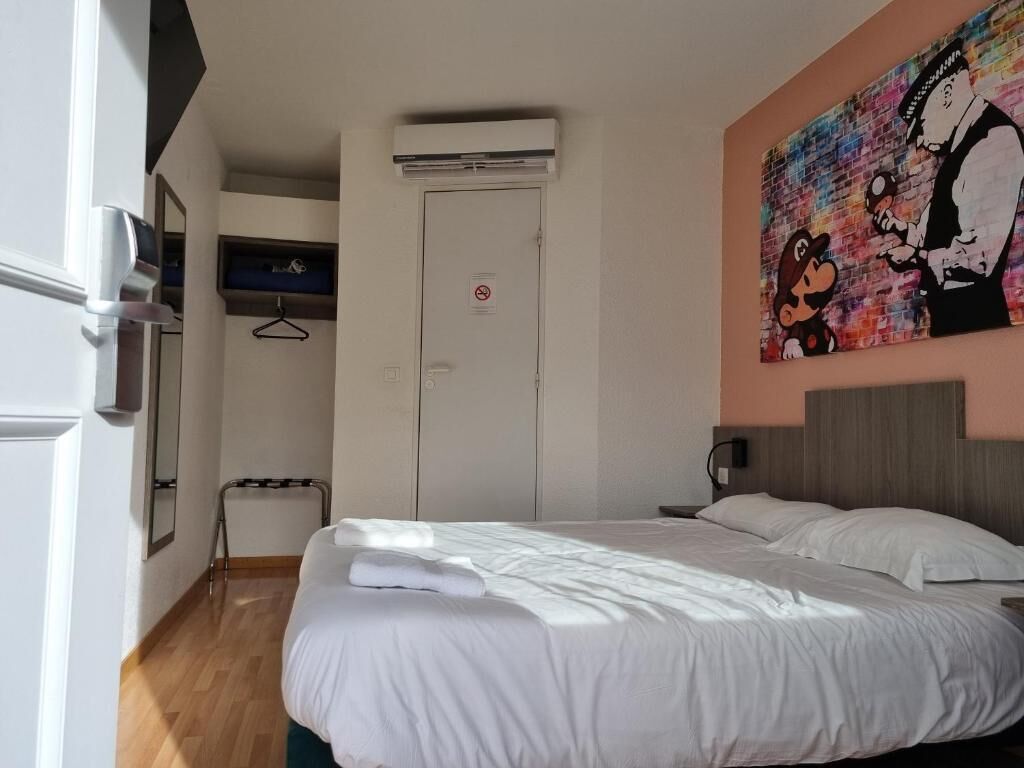 Biancheria da letto di alta qualità, una scrivania, postazione laptop