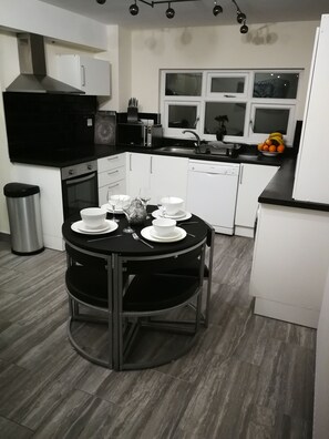 Deluxe Apartment, 2 Bedrooms | Private kitchen | Fridge, microwave, oven, stovetop - Queens Holiday Apartment (Pembroke Dock)