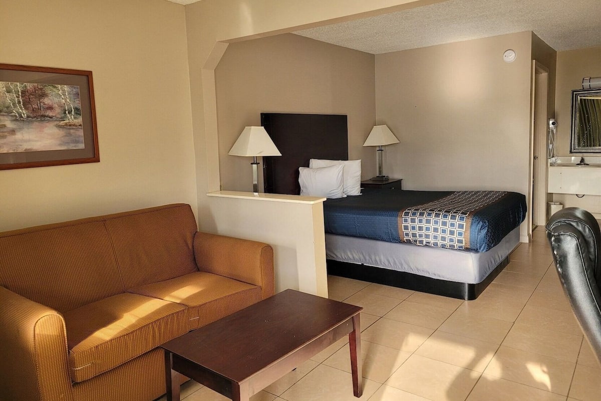 1 bedroom, desk, blackout drapes, soundproofing
