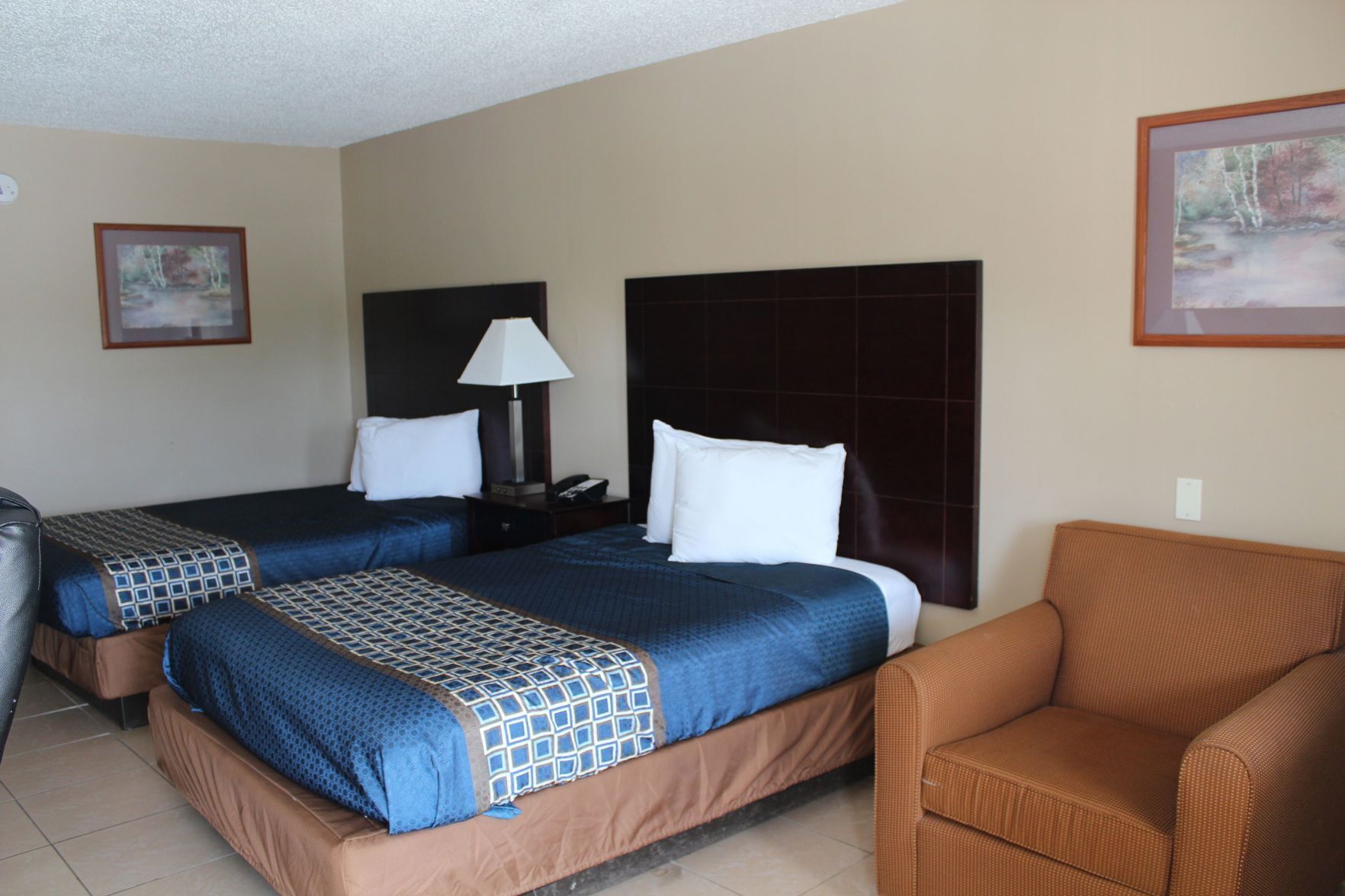 1 bedroom, desk, blackout drapes, soundproofing