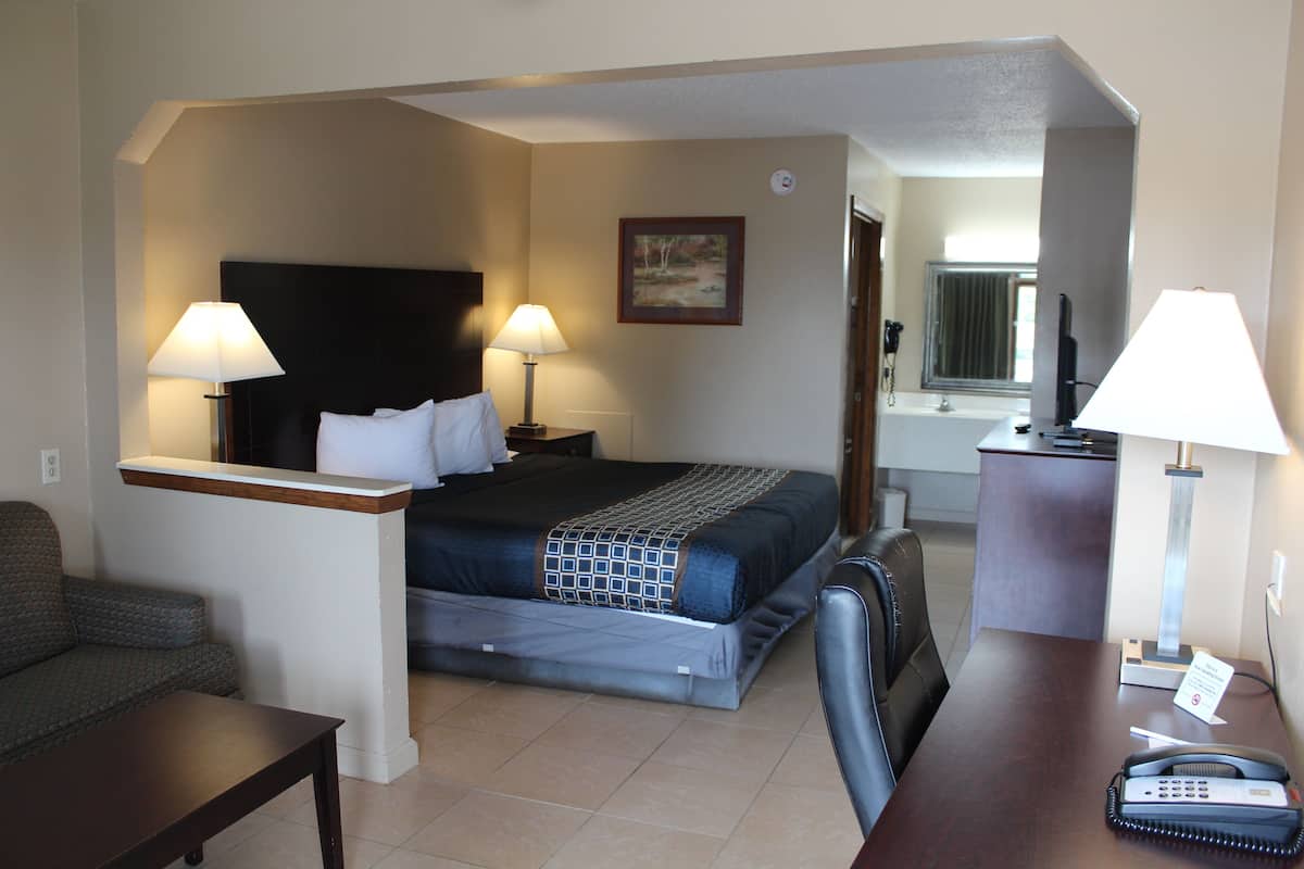 Deluxe Room, 1 King Bed, Refrigerator & Microwave, Poolside | 1 bedroom, desk, blackout drapes, soundproofing