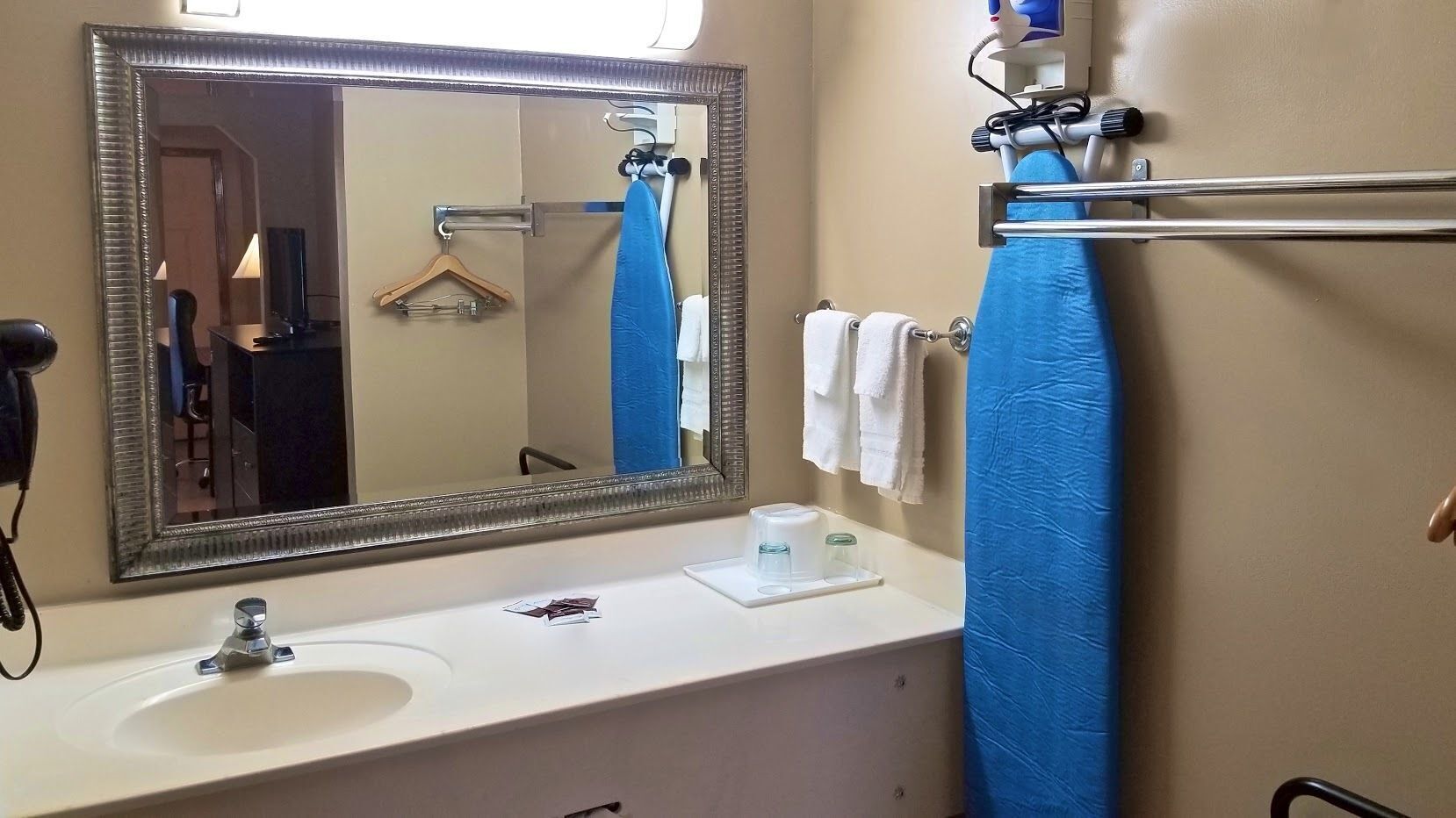 Bathroom | Combined shower/tub, deep soaking tub, free toiletries, hair dryer