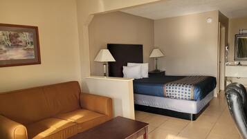 Deluxe Room, 1 Katil Raja (King), Refrigerator & Microwave, Poolside | 1 bilik tidur, meja, langsir/tirai gelap terus, kalis bunyi