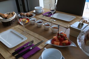 Tägliches inbegriffenes kontinentales Frühstück