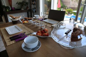 Tägliches inbegriffenes kontinentales Frühstück