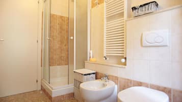 Douche, articles de toilette gratuits, sèche-cheveux, bidet