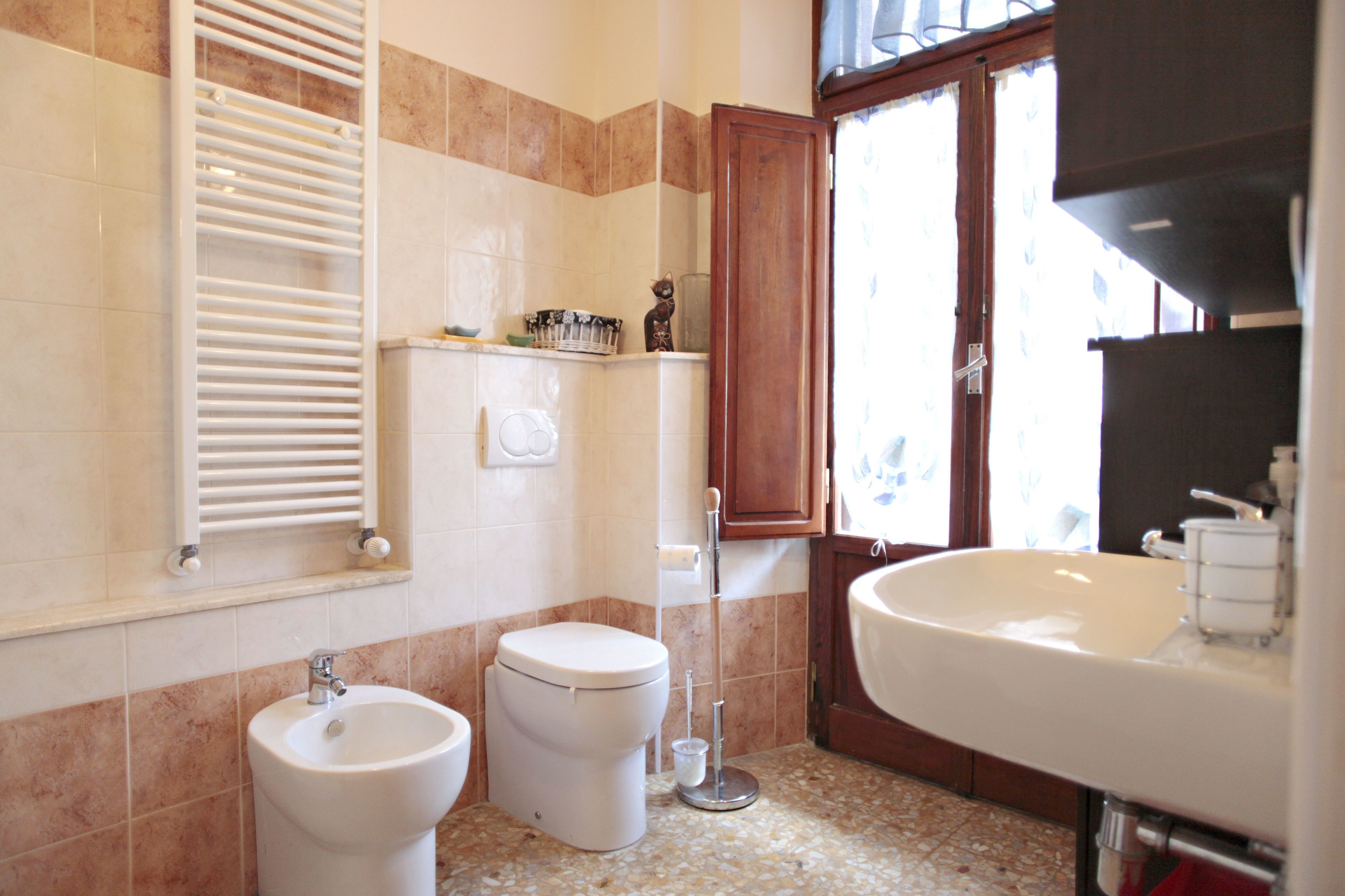 Chambre Confort, 1 chambre | Salle de bain | Douche, articles de toilette gratuits, sèche-cheveux, bidet