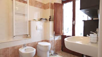 Chambre Confort, 1 chambre | Salle de bain | Douche, articles de toilette gratuits, sèche-cheveux, bidet