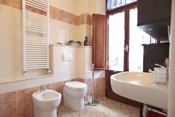 Comfort Room, 1 Bedroom | Bathroom | Shower, free toiletries, hair dryer, bidet