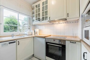 Fridge, microwave, oven, dishwasher - House 7 "Beach Pirate" (ID 023) (Room category) - House 7 "Beach Pirate" (ID 023) (Sankt Peter-Ording)