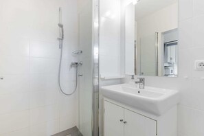 Shower, hair dryer - House 7 "Beach Pirate" (ID 023) (Room category) - House 7 "Beach Pirate" (ID 023) (Sankt Peter-Ording)