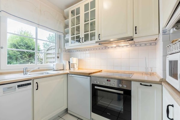 Kühlschrank, Mikrowelle, Ofen, Geschirrspüler