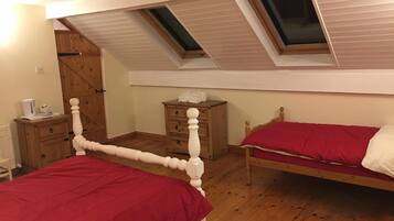 Kamar Triple, balkon | Meja kerja, setrika/meja setrika, dan tempat tidur lipat/tambahan