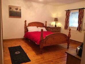 Triple Room, Private Bathroom | Meja, seterika/papan seterika, katil lipat simpan/tambahan 