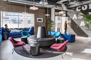 Coin salon dans le hall