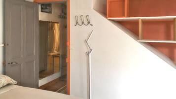 2 bedrooms, iron/ironing board, internet