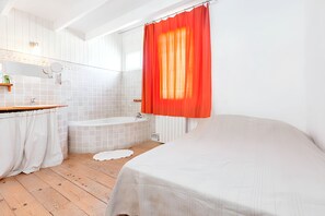 2 bedrooms, iron/ironing board, internet