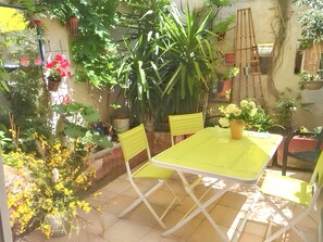 Outdoor dining - Homerez - Charming house near Avignon with terrace (Avignon)