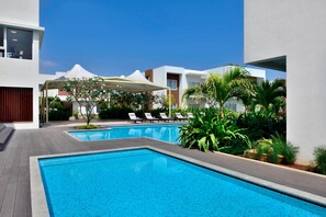 2 udendørs pools, åben fra kl. 07.00 til kl. 19.00, liggestole