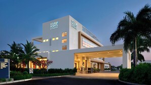 A modern hotel entrance with a sign reading "Four Points by Sheraton." - Four Points by Sheraton Mahabalipuram Resort & Convention Center (Tirukalukundram)