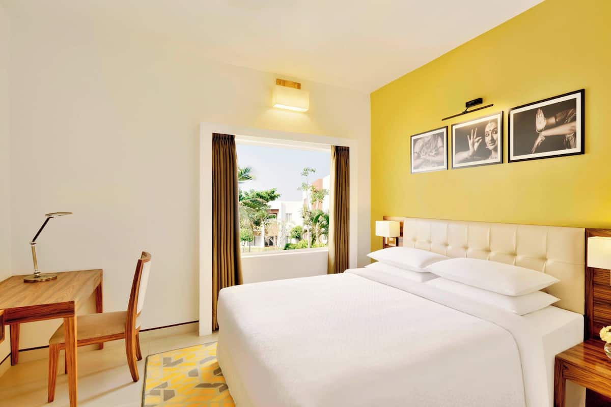Suite, 1 très grand lit, non-fumeurs, vue piscine (Balcony) | Draps italiens Frette, literie de qualité supérieure