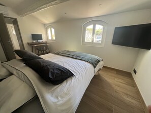 3 chambres, bureau, fer et planche à repasser, lit parapluie