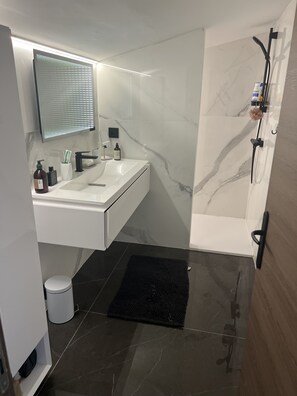 Shower, hair dryer, towels - Mas provençal- 180° sea view with swimming pool (Sanary-sur-Mer)