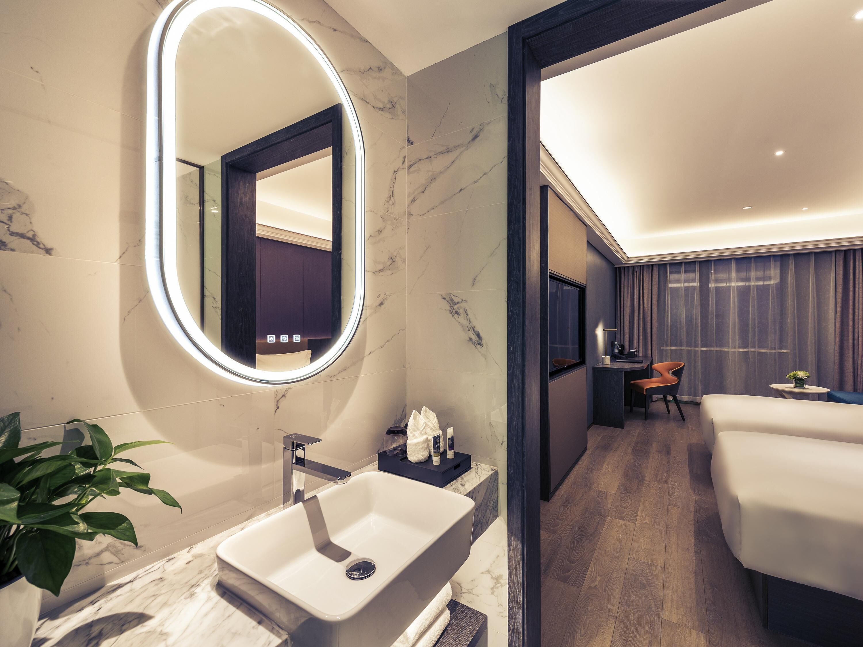 Deluxe Room, 2 Twin Beds | Hypo-allergenic bedding, minibar, in-room safe, desk