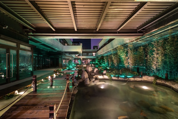 Una piscina al aire libre de temporada