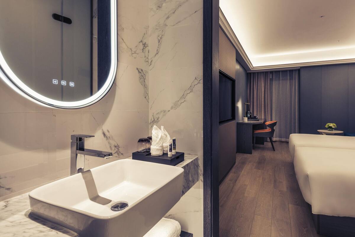 Superior Room, 2 Twin Beds | Hypo-allergenic bedding available, minibar, in-room safe, desk