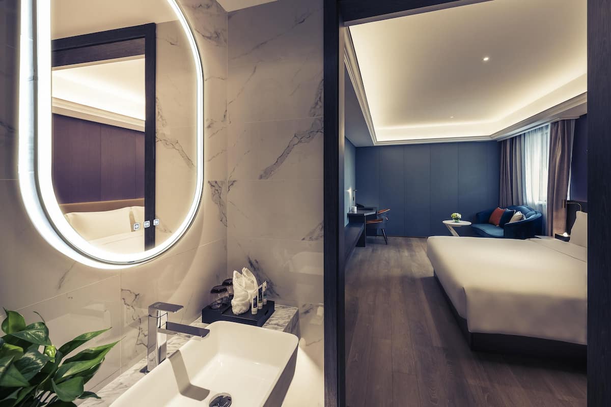 Suíte executiva, 1 cama King | Roupas de cama antialérgicas, frigobar, cofres nos quartos, escrivaninha