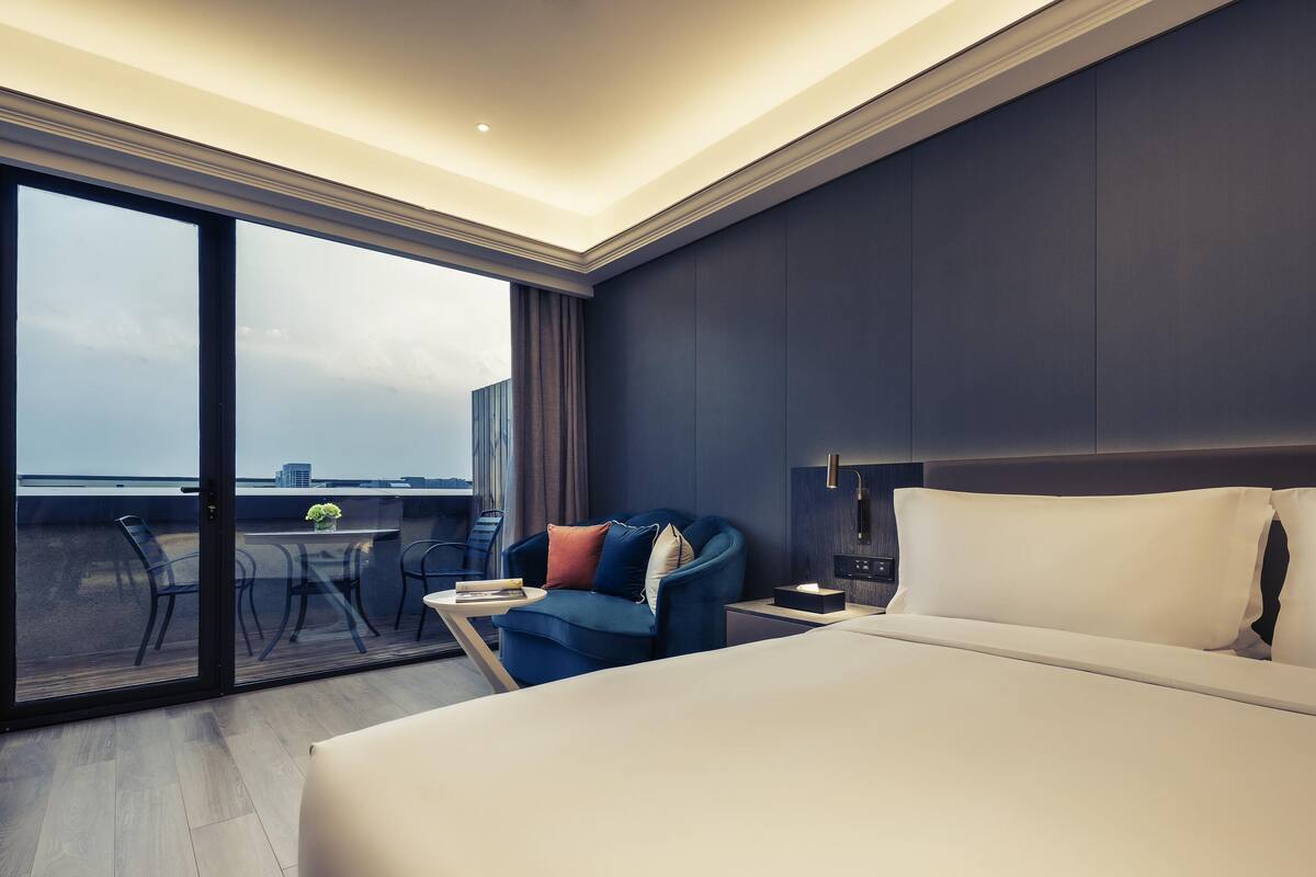 Privilege, Room, 1 King Bed | Hypo-allergenic bedding available, minibar, in-room safe, desk