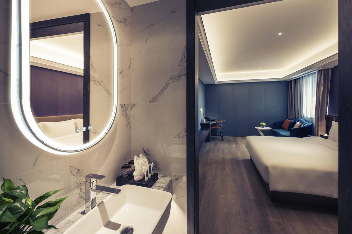 Executive Suite, 1 King Bed | Hypo-allergenic bedding available, minibar, in-room safe, desk