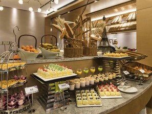 Se sirven desayunos, almuerzos y cenas; cocina internacional