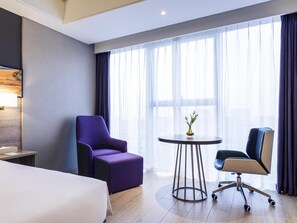 Premium bedding, down comforters, blackout drapes, rollaway beds - Mercure Yantai Golden Beach (Yantai)