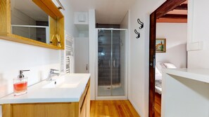 Douche, sèche-cheveux, serviettes fournies