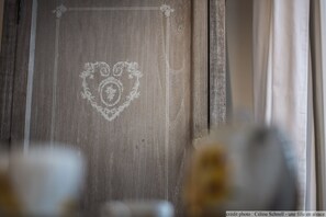 A wooden door with a heart-shaped design etched into it. - Le studio bartholdi with access to lounge (Colmar)