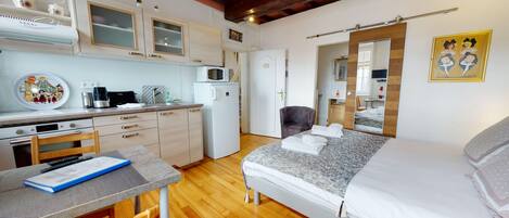 Een strijkplank/strijkijzer, gratis wifi, beddengoed