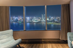 Premium bedding, minibar, in-room safe, desk