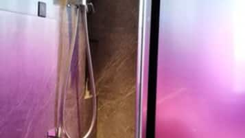 淋浴设施、大花洒淋浴喷头、免费洗浴用品、吹风机