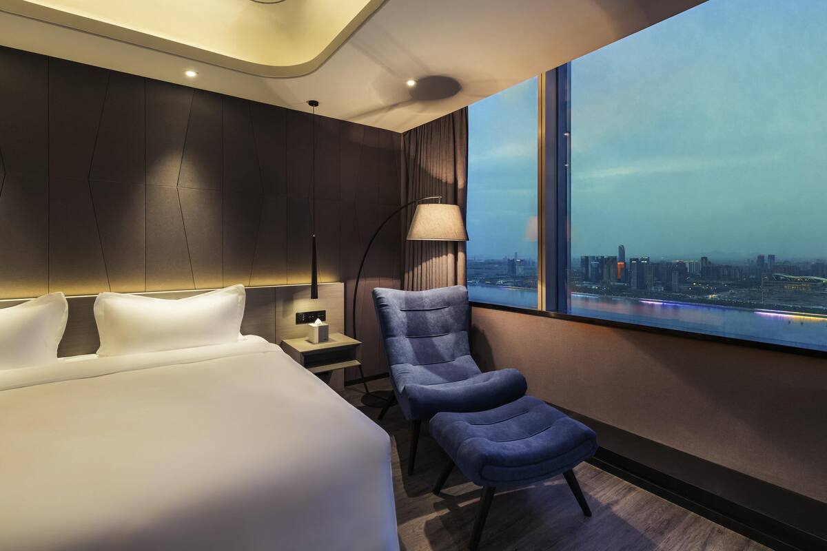 Kamar Eksekutif, 1 Tempat Tidur King | Seprai premium, minibar, brankas, dan meja kerja