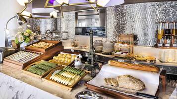 Se sirven desayunos, almuerzos y cenas; cocina internacional