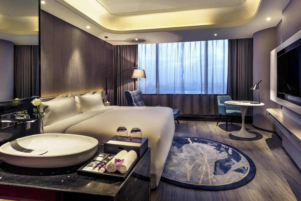 1 bedroom, premium bedding, minibar, in-room safe