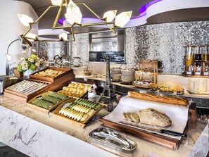 Ze serveren er ontbijt, lunch en diner 