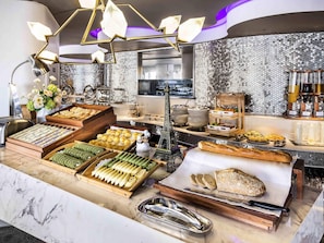 Se sirven desayunos, almuerzos y cenas; cocina internacional