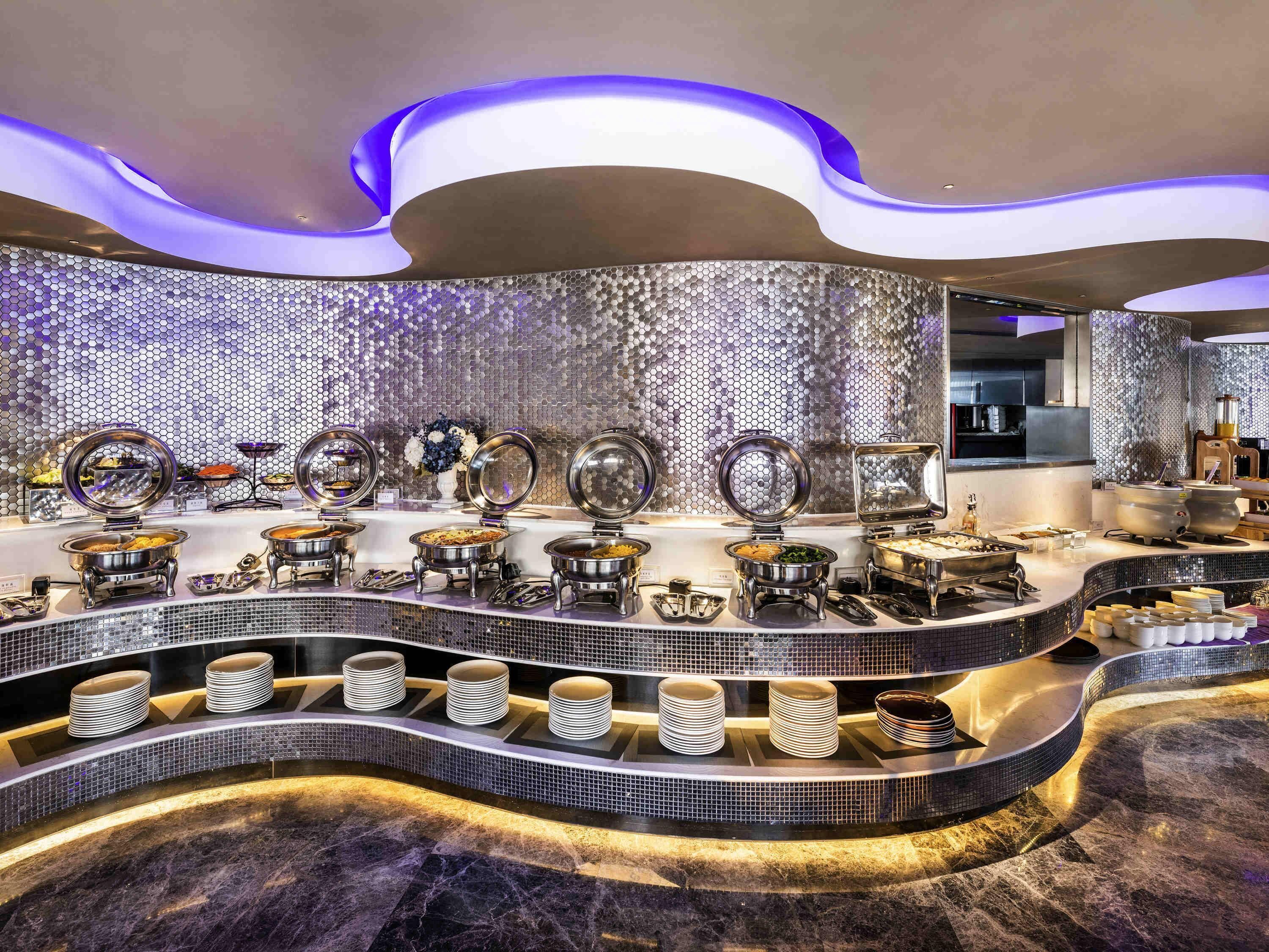 Se sirven desayunos, almuerzos y cenas; cocina internacional